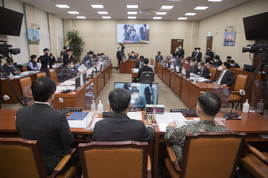 5일  국회에서 열린 국방위 전체회의에서 국방부와 합참의 긴급현안 보고가 진행되고 있다. 국회사진기자단=연합뉴스